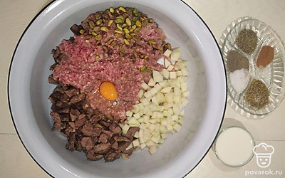 Очищенную грушу нарежьте кубиками среднего размера. Фисташки немного поджарьте и очистите от кожицы (если она хорошо отходит). Мясо: свиной фарш, поджаренная говядина и печень, поместите в миску, добавьте чищеные фисташки, нарезанную грушу, вбейте яйцо, влейте молоко и добавьте специи: измельченный мускатный орех, орегано, тимьян, соль, черный молотый перец. Все хорошо перемешайте. Получившуюся смесь накройте пищевой пленкой и уберите в холодильник.