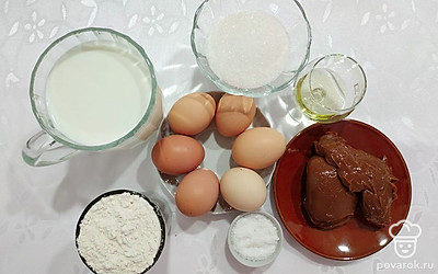 Яйца и молоко заранее выложите из холодильника, чтобы они нагрелись до комнатной температуры, примерно на 1 час.