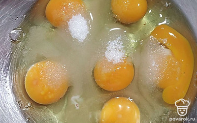 В глубокую кастрюлю или миску разбейте шесть яиц. Добавьте щепотку соли и сахара, перемешайте венчиком, после взбейте миксером. Добавьте к яйцам молоко и перемешайте. Аккуратно вводите муку, постоянно помешивая венчиком. С помощью миксера разбейте мелкие комочки. Оставьте настояться при комнатной температуре 20 минут.