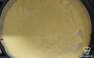 Сковороду для блинов разогрейте и смажьте подсолнечным маслом. Жарьте блины с двух сторон до румяной корочки. Дайте блинам остыть и соберите торт. Если варенное сгущенное молоко густое, его можно разбавить молоком (на 300грамм сгущенного молока добавьте 40грамм молока), взбейте блендером.