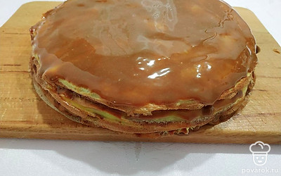 Намажьте блин сгущенным варенным молоком, сложите блины друг на друга, собирая торт. Сверху торт можно украсить по желанию, ягодами, тертым шоколадом или печеньем. Торт уберите в холодильник на час.