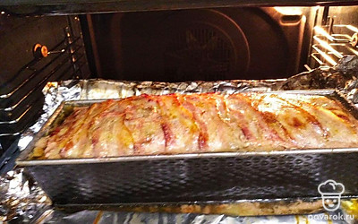 Разогрейте духовку до 180 градусов. В разогретую духовку поместите форму с террином и выпекайте примерно час при температуре 180 градусов. Когда бекон покроется румяной корочкой, прикройте верх формы фольгой. Как только блюдо приготовится, достаньте форму из духовки, дайте остыть при комнатной температуре и уберите форму в холодильник на ночь. После чего извлеките террин из формы.