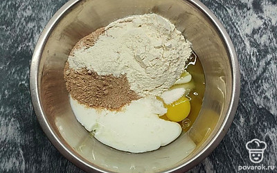 В общую миску отправьте яйца, сахар и соль. Тщательно перемешайте. Влейте кефир, добавьте гречневую муку, не забывая помешивать венчиком. Всыпьте соду. Затем добавьте пшеничную муку, и еще раз тщательно перемешайте.