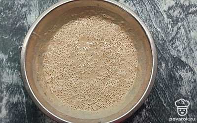 Выливайте кипяток тонкой струйкой, снова постоянно помешивая. Растопленное сливочное масло влейте вместе с растительным. Перемешайте. Отложите получившееся тесто на 20 минут. Оно не должно получиться слишком густым.