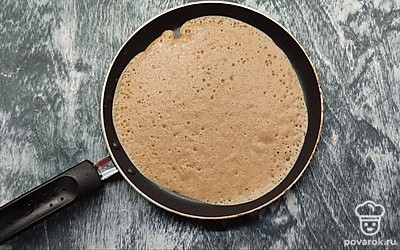 Разогрейте сковороду, и влейте небольшое количество теста, распределяя его по всей поверхности. Обжаривайте блины по несколько минут с каждой стороны. То же самое проделайте со всем тестом.