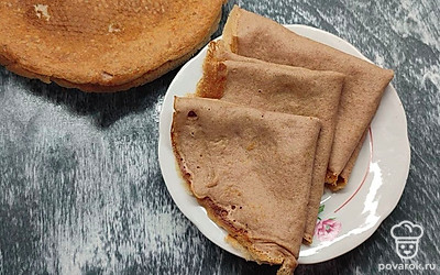 Готовые блины украсьте ягодами или фруктами. Подавайте их к ароматному свежему чаю с вареньем, джемом, медом, или густой сметаной.