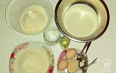 Стакан воды залейте в ковшик и слегка подогрейте. Муку через мелкое сито просейте дважды.