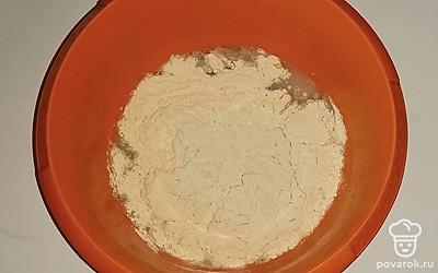 Для быстрой опары разомните дрожжи в миске. К ним отправьте теплую воду и перемешайте до растворения дрожжей. Теперь постепенно всыпайте муку и смешивайте массу блендером, чтобы не было комочков. Далее всыпьте сахар. Перемешайте массу еще раз, но уже с помощью вилки. Полученную массу укройте пищевой пленкой и выдержите в тепле 30 минут.