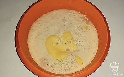 После нагрейте молоко на огне и залейте его в настоявшуюся массу. Яйцо вбейте в миску и смешайте до однородности белка и желтка, затем переместите их в опару. Посолите и добавьте еще 100 грамм муки. Вновь миксером взбейте опару до однородности. Миску переместите в тепло на полчаса.