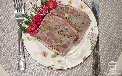 Готовый террин подавайте нарезанными кусочками. Украсить можно зеленью, маслинами или оливками. К террину можете подать ломтики хрустящего багета.