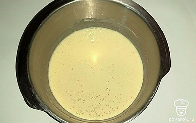 По прошествии времени приступайте к жарке блинов. Тесто равномерно распределите по разогретой поверхности, смазанной растительным маслом, блинной сковороды и обжаривайте с обеих сторон до золотистости.