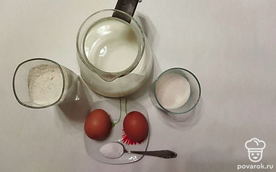 Яйца вбейте в отдельную глубокую миску. Муку просейте заранее, чтобы она напиталась кислородом.
