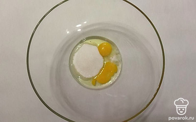 С помощью венчика смешайте в емкости яйца и сахар с солью до полного растворения сыпучих компонентов. Затем сыворотку отправьте подогреваться на огонь, а после залейте ее к яичной массе.