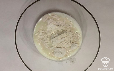 Постепенно вводите муку. Замешайте однородное тесто, чтобы при этом не было комочков. Далее добавьте соду и влейте растительное масло. Вновь тщательно перемешайте и отправьте настаиваться на полчаса.
