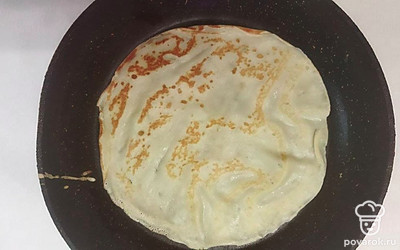 По прошествии времени половником вливайте тесто на раскаленную сковороду и обжаривайте по 1 минуте с каждой стороны до золотистого оттенка.