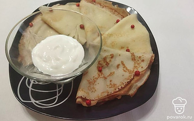 Блинчики сложите сегментом и подайте теплыми к столу со сметаной или другим предпочтительным для вас соусом.