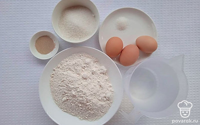 Достаньте все ингредиенты из холодильника, просейте муку, отмерьте все ингредиенты.