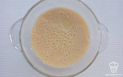 В теплую воду насыпьте дрожжи, размешайте до растворения. Следом туда соль и сахар, перемешивайте несколько минут. Потом разбейте в жидкость яйца. Просеянную муку в кастрюлю с остальными ингредиентами, перемешайте миксером и добавьте масло. Оставьте его в теплое место на парочку часов, пару раз обмяв его. Еще один час и можете готовить. В тесто добавьте кипяток. 4 столовых ложек.