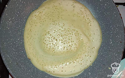 Возьмите сухую сковороду и смажьте ее маслом, потом на средний огонь. Половником зачерпните тесто и на сковороду, формируйте блин. Жарьте с двух сторон до румяного цвета. Готовые блины стопочкой.