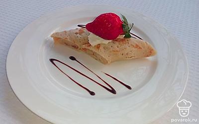 Подавайте блины на красивой тарелке свернув его в трубочку, сверху можете положить клубнику.