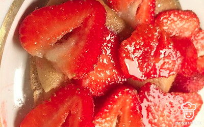 Клубнику нарежьте удобным способом.