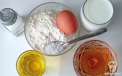 Сковороду смажьте растительным маслом и отправьте разогреваться на маленький огонь. Яйцо разбейте в отдельную емкость, которая понадобиться вам для смешивания ингредиентов. Муку просейте, чтобы она насытилась кислородом.