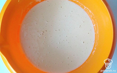 В емкость к яйцу отправьте мед и с помощью венчика смешайте содержимое до однородности. Далее по очереди добавляйте соду, растительное масло и соль. При этом после каждого добавления продукта тщательно перемешивайте массу.