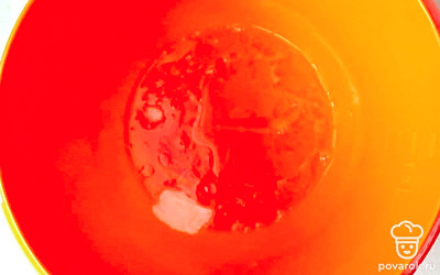 Молоко слегка подогрейте на плите и отправьте в яичную смесь. Туда же понемногу добавляйте муку. После все содержимое тщательно перемешайте, чтобы в результате получилось тесто, напоминающее густую сметану. Отставьте его в сторонку на 10 минут.