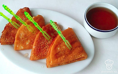 Блины красиво выложите на тарелку и подайте теплыми, полив при этом медом, к столу с чаем или кофе.