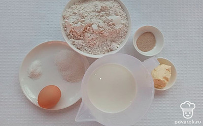 Вытащите все ингредиенты из холодильника, просейте муку. Все продукты поместите на стол.