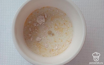 В глубокую тару муку, в него соль и сахар, перемешайте. Нагрейте молоко, его туда же, перемешайте до однородности. Накройте тесто пленкой и в теплое место на 40 мин. Когда поднимется, перемешайте. Оставьте так же на 40 мин.