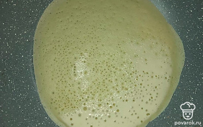 Сухую сковороду нагрейте на среднем огне и налейте масло. Половником наберите тесто, и на раскаленную сковороду, формируйте блин на всю поверхность сковороды. Жарьте с двух сторон до золотистого цвета. Готовые блины смажьте маслом и стопочкой.