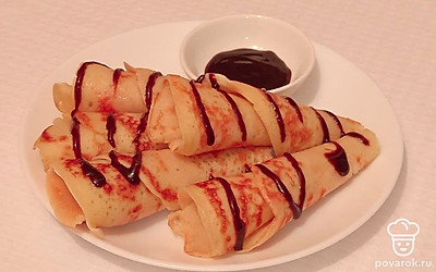 Подавайте блины на красивой тарелке с топленым шоколадом.