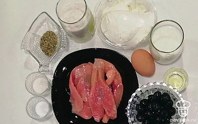 Куриное яйцо разбейте в отдельную емкость. Банку с маслинами откройте с помощью кольца, а если его нет – ключом, а сами маслины избавьте от косточек. Муку просейте с помощью сита.