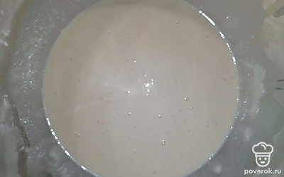 В глубокую емкость отправьте куриное яйцо и просеянную муку, после залейте молоко и ложку растительного масла. Перемешайте все содержимое с помощью венчика. На сковороде нагрейте еще половину ложки масла и вновь залейте в полученную массу.