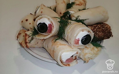 Полученные роллы красиво выложите на тарелку, и украсив веточками укропа, подайте в качестве закуски к столу.