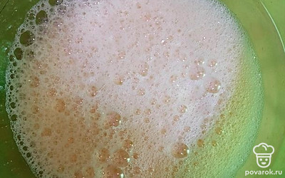 Яйцо, сахар, соль взбиваем миксером до получения пены.