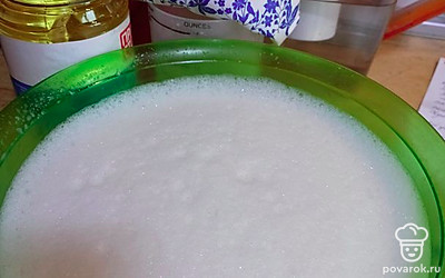 Не переставая перемешивать миксером, добавляем крутой кипяток, молоко, масло растительное и муку. Все тщательно перемешиваем, чтобы не было комочков.