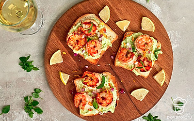 При подаче посыпьте тосты сушеным орегано и украсьте оливками.