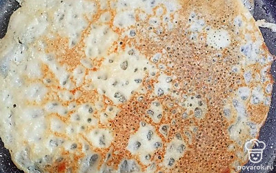 Хорошо разогреть сковородку, первый и единственный раз налить немного подсолнечного масла и выпекать блины с двух сторон.