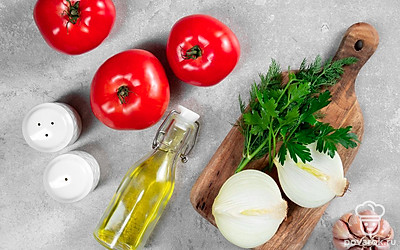 Петрушку и укроп помойте под проточной водой и обсушите бумажными полотенцами. Измельчите зелень ножом. Чеснок очистите и натрите на мелкой терке или пропустите через пресс. Лук очистите и нарежьте тонкими полукольцами. Помидоры помойте и оботрите бумажными полотенцами.