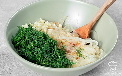 Приготовьте начинку. Раскалите сковороду, влейте растительное масло и выложите полукольца лука. Помешивая, обжарьте лук на умеренном огне до золотистого цвета приблизительно 2-3 минуты. Дайте остыть и выложите в миску. Затем всыпьте нарезанную зелень и положите туда же чеснок, посолите по вкусу и перемешайте.