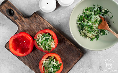 Нафаршируйте помидоры. У подготовленных помидоров срежьте верхнюю часть. Чайной ложкой достаньте мякоть помидоров. Наполните овощи приготовленной начинкой и накройте «шляпками».