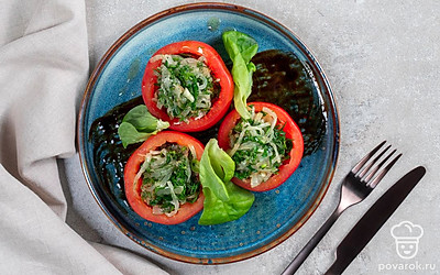 Помидоры, фаршированные зеленью, поместите в широкую глубокую миску, накройте верх пищевой пленкой и поставьте в холодильник на 4-5 часов. Когда помидоры дадут сок, подавайте закуску к столу.