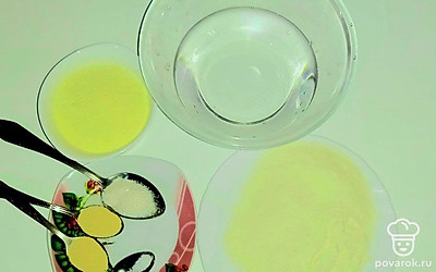 Воду заранее слегка подогрейте. Муку насытьте кислородом, просеяв ее несколько раз через мелкое сито.