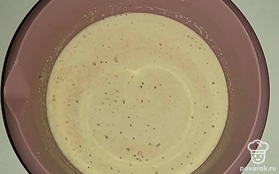 Сахар и дрожжи смешайте в теплой воде и оставьте на пору минут до растворения всех компонентов. В это время соедините в отдельной емкости оставшиеся сыпучие компоненты, а после залейте к ним сладкую воду с дрожжами. Замешайте однородное блинное тесто без комочков с помощью венчика. Отправьте его в теплое место на полчаса.