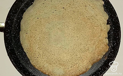 Выпекайте блинчики на блинной сковороде без добавления масла, установив при этом минимальный огонь, чтобы они не пригорели. Обжаривайте с двух сторон: до румяности с одной и золотистого оттенка с другой.