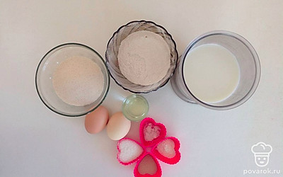 Вытащите все ингредиенты из холодильника, просейте муку. Согрейте молоко.