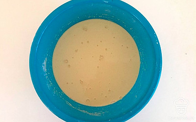 В любой таре смешайте манку с мукой, разрыхлителем, дрожжами, солью с сахаром. В другой таре взбейте яйца и смешайте с молоком, заранее согретым. Смешайте жидкую смесь с молоком и яйцами. Перемешайте и уберите все комочки. Уберите тесто в теплое место на 40 минут.