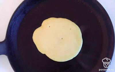 Возьмите сухую сковороду. Налейте чуть-чуть масла и разогрейте сковороду на среднем огне. Половником налейте тесто, сделайте маленькие блины и жарьте с двух сторон до золотистой корочки. После снимите. Приятного аппетита.